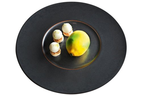 Arnaud Faye inszeniert die lokalen Produkte wie Kunstwerke. Sein Patissier ist bekannt für extravagante Zitronen-Desserts.