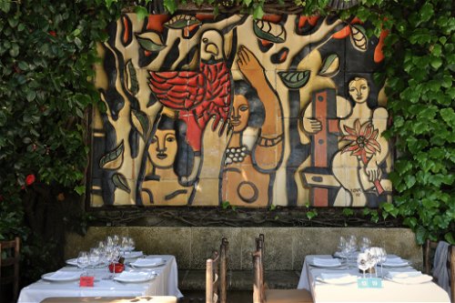 Kunst liebt Kulinarik: Keramik-Mosaik aus 1952 von Fer­nand Legér – im berühmten »Colombe d’Or«.