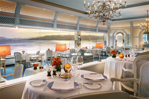 Ultimativer Luxus-Kick: Im »Pavillon Eden Roc«, der direkt am Wasser liegt, vergolden Champagner und großartige französische Küchenklassik jeden Sonnenuntergang.