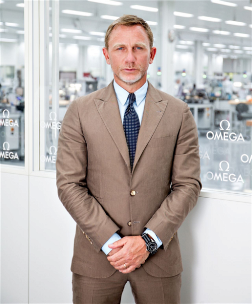 Daniel Craig besucht die Omega Fabrik in der Schweiz.