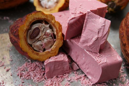 Für Schocoholics ist der Mai ein ganz besonderer Monat – ab dann gibt es rosafarbene Schokolade, die laut dem Schweizer&nbsp;Unternehmen Barry Callebaut&nbsp;ganz ohne Farbstoffe entstanden ist auch in Deutschland...