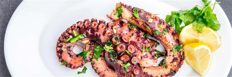 Die einfachste Methode, Oktopus weichzubekommen: Man friert ihn ein und kocht ihn auf kleiner Flamme.