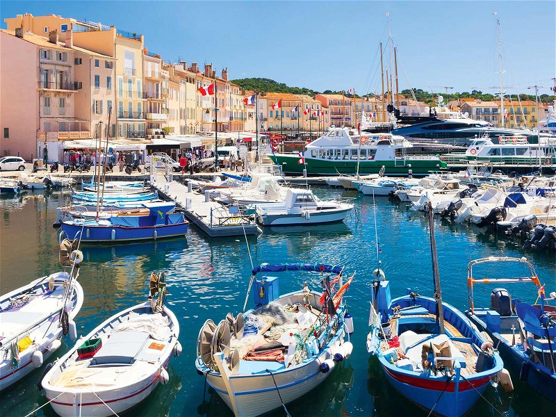 Im Hafen von Saint-Tropez warten die Fischerboote auf die nächste Ausfahrt – und die Fischer auf reichen Fang.