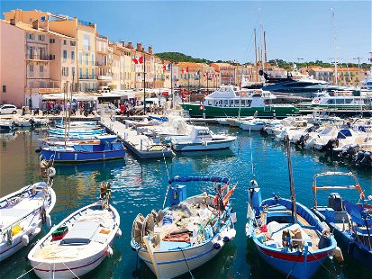 Im Hafen von Saint-Tropez warten die Fischerboote auf die nächste Ausfahrt – und die Fischer auf reichen Fang.