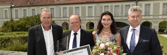 Frank Fleschenberg, Daniela Hain und Stephan Lang gratulierten Heinz Winkler zum Preis »Werterhalt &amp; Weitergabe 2018«.