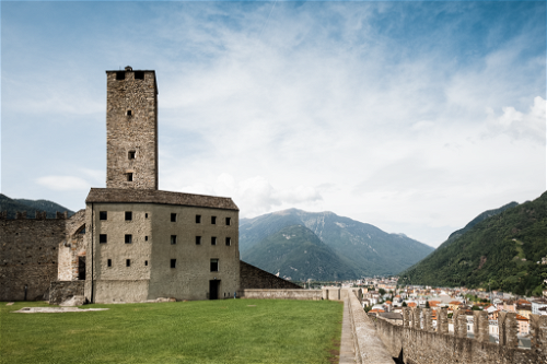 Bellinzona: Torre Nera, Castelgrande by «Hotel &amp; SPA Internazionale»Die Burg Castelgrande gehört zum Welterbe der Unesco. 