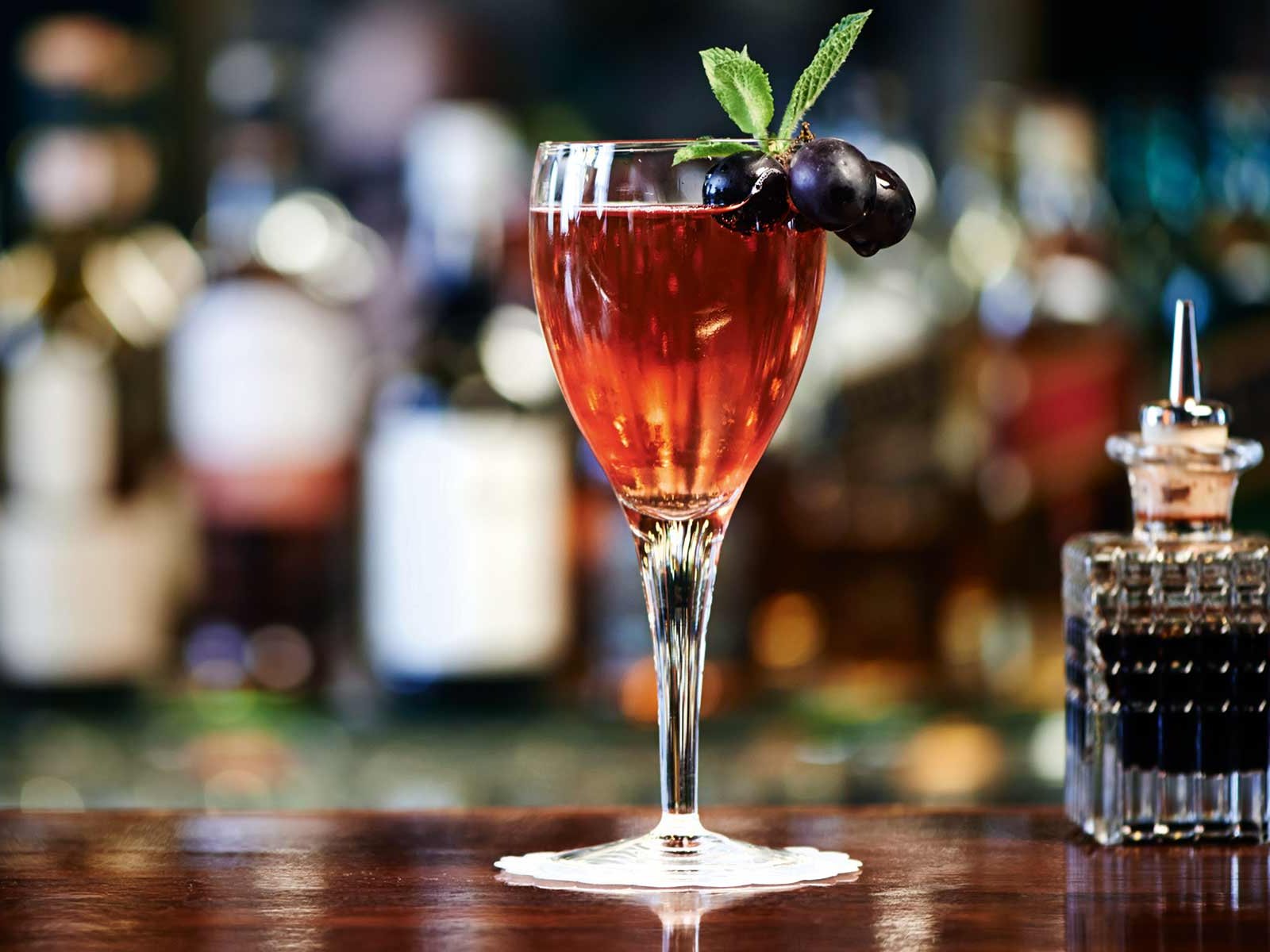Die Barkeeper in der «Kronenhalle» kredenzen ihre Drinks mit Leidenschaft.