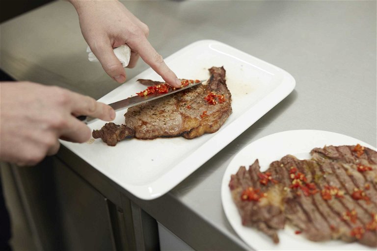 Im direkten Vergleich: Das Steak zweierlei zubereitet im Test.