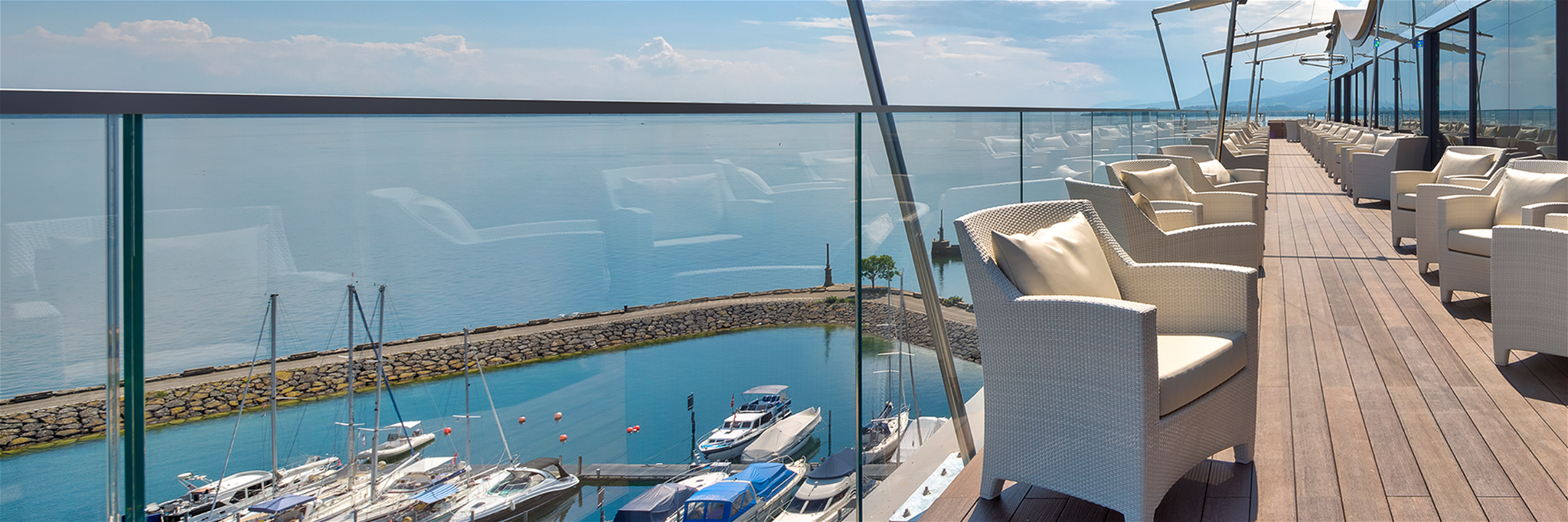 Die neue Rooftop-Bar «Waves» des Best Western Premier Hotel Beaulac im schweizerischen Neuchâtel.