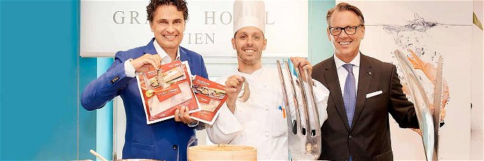 &nbsp;
&nbsp;
&nbsp;
&nbsp;
&nbsp;
&nbsp;
&nbsp;
&nbsp;
&nbsp;
&nbsp;
&nbsp;
&nbsp;
&nbsp;
&nbsp;
&nbsp;
&nbsp;
&nbsp;
Yuu’n
Mee-Chef Robert Herman präsentiert seine Produkte im Grand Hotel, mit Executive Chef
Jürgen Lengauer &amp; General Manager Horst Mayer