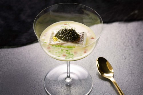 Ein Gerichte aus dem »Esszimmer«: kalte Kartoffel-Lauch-Suppe mit Wolfsbarsch und Beluga-Kaviar.