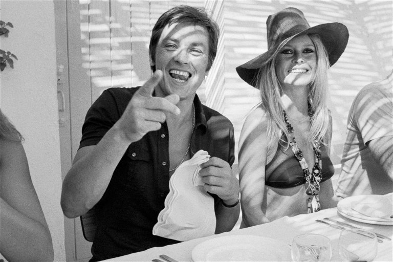 Alain Delon und Brigitte Bardot beim Mittagstisch im legendären «Club 55».