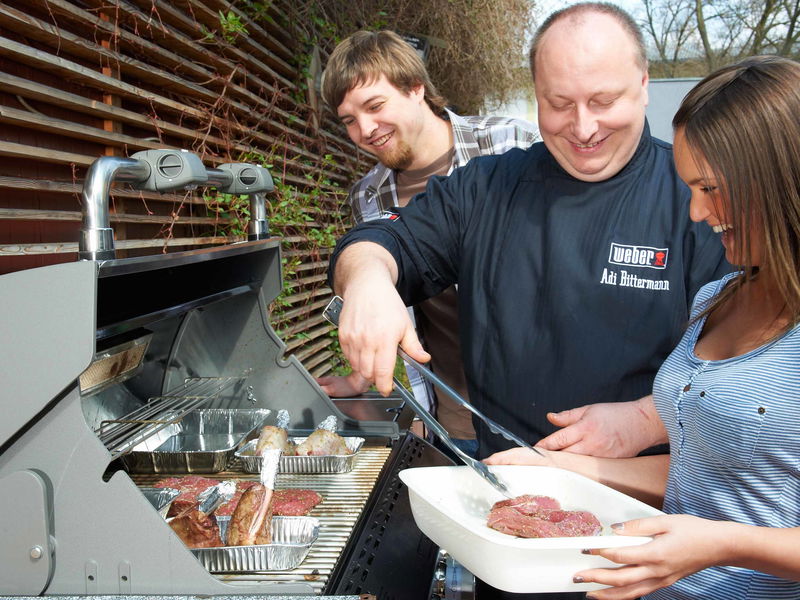 Adi Bittermann weiß, worauf es beim Grillen ankommt.