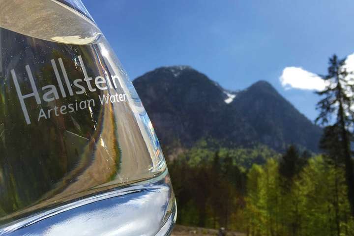 Das »Hallstein«-Wasser wird in seiner reinsten Form, völlig unbehandelt abgefüllt uns ist über ein Abonnement-System beziehbar. 