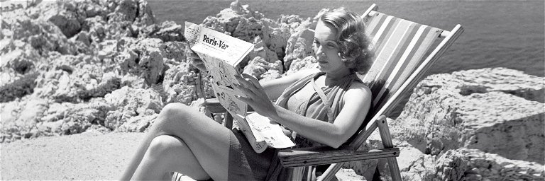 Marlene Dietrich bei der Lektüre des «Paris-Var» am Strand des «Eden-Roc».
