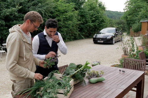 Ivić verkostet die jüngste Ernte aus Robert Brodnjak (l.) Sortiment, der Maserati wartet bereits auf die Heimfahrt.