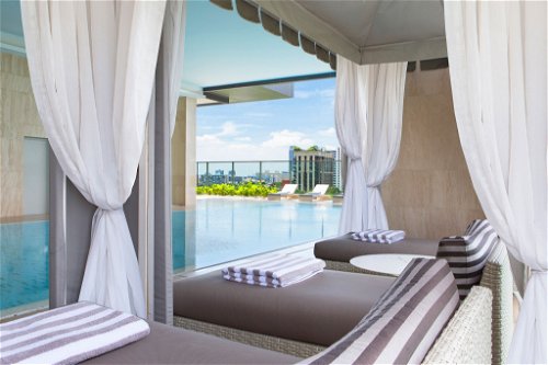 Der Pool auf der vierten Etage des Hotels bieten einen tollen Ausblick über Bangkok.