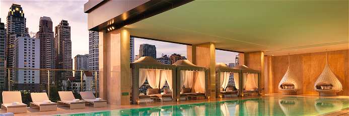 Der Pool des «Oriental Residence», das in der Innenstadt von Bangkok liegt, bietet herrliche Ausblicke auf die Umgebung. 