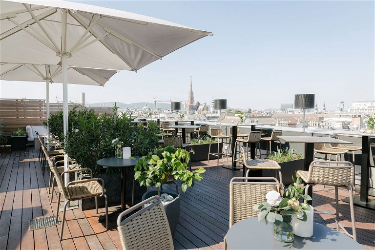 Die Rooftop-Bar »Atmosphere« am Dach des »The Ritz-Carlton, Vienna« Hotels bietet eine herrliche Aussicht über die Wiener Innenstadt.