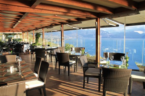 Kulinarische Hochgenüsse und ein perfekter ­Ausblick über den See – das alles gibt’s auf der Terrasse des Hotels »Le Baron Tavernier«. 