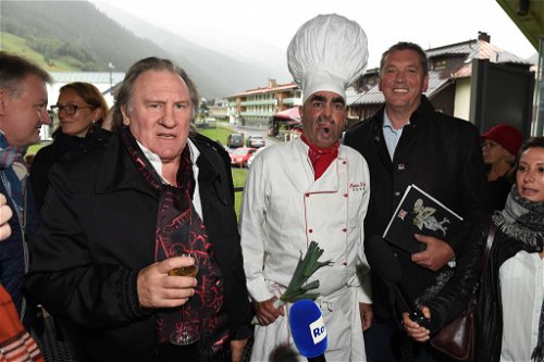 Zuerst ein Achterl: Depardieu begleitet von Komiker&nbsp;Jean Michel Coll und Präsident Axel Bach (v.l.)