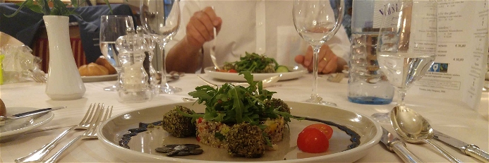 Das FairTrade Menü im Wiener »Hotel Stefanie« beginnt mit einem Quinoa-Salat.