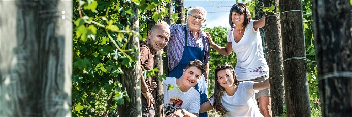 Familienbusiness: Luca, Luciano und Barbara Sandrone mit den (Enkel-)Kindern Stefano und Alessia.