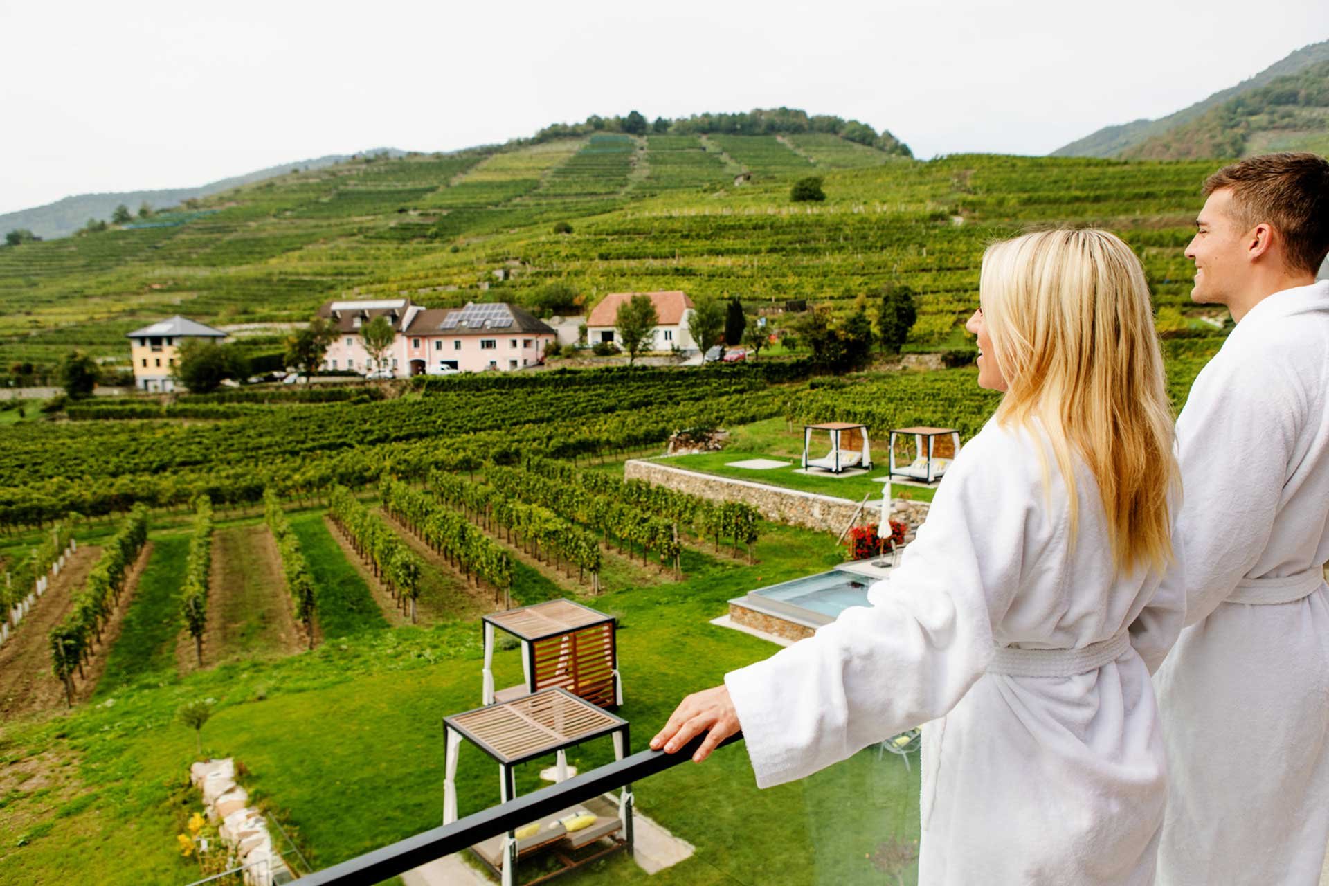 Beim Wein wohnen kann man in den »Genießerzimmer«-Unterkünften wie hier am Weingut Donabaum in Spitz in der Wachau.