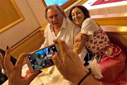 Russische Gäste in Dirndln (!) stürmten Stargast und Schirmherr Gerard Depardieu.