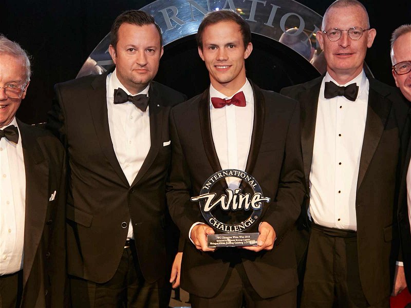 Lorenz&nbsp;Haas-Allram (Mitte) bei der Award-Verleihung