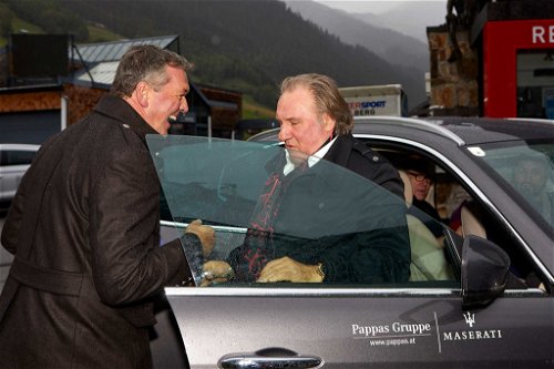 Star-Schauspieler&nbsp;Gérard Depardieu kam im Maserati Levante.