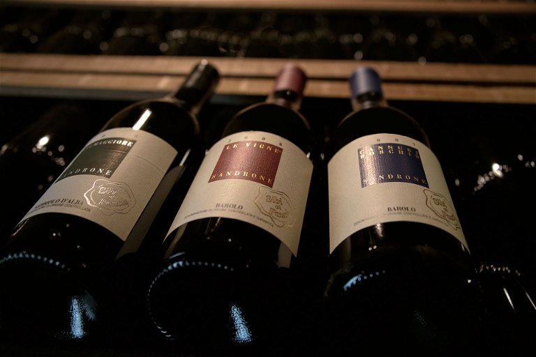 Limitierte Weine, die erst nach längerer Flaschenreife frei­gegeben werden, tragen den Stempel «Sibi et Paucis».