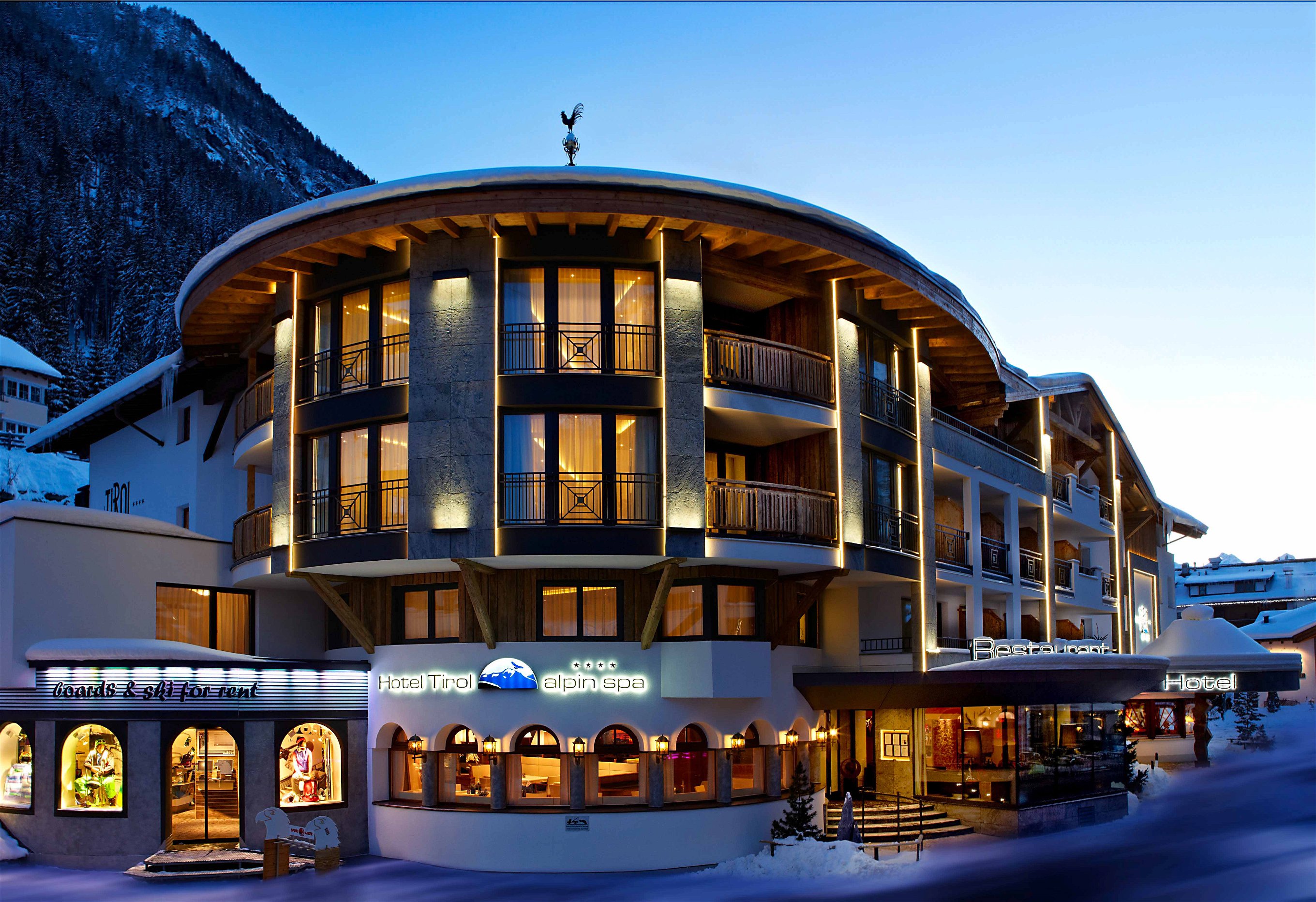 »Hotel Tirol« bei Abenddämmerung.