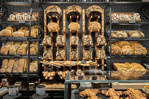 Brot und Gebäck werden frisch im hauseigenen Steinofe gebacken. 