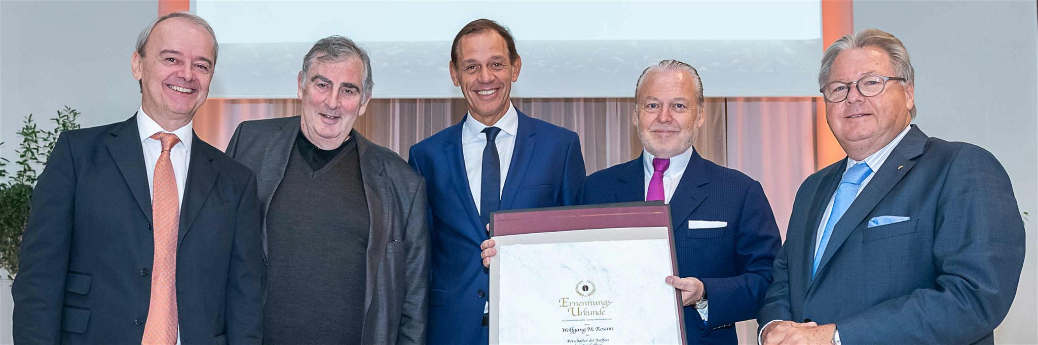 Die Führungsriege des Österreichischen Kaffeeverbands Johann Brunner, Andrew Demmer, Marcel Löffler und Harald Mayer überreichen Wolfgang Rosam die Ehrenurkunde.
