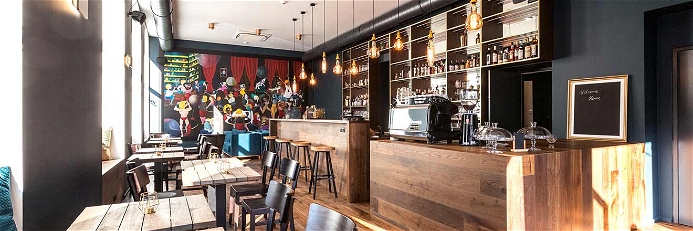 Das Kunstwerk am Ende des Raumes ist das bestimmende Element der Café-Bar.