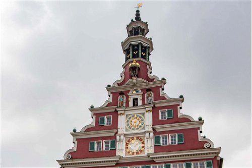 Das rot getünchte Esslinger Rathaus