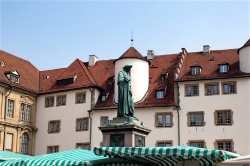 Friedrich Schiller wacht über das Marktgeschehen
