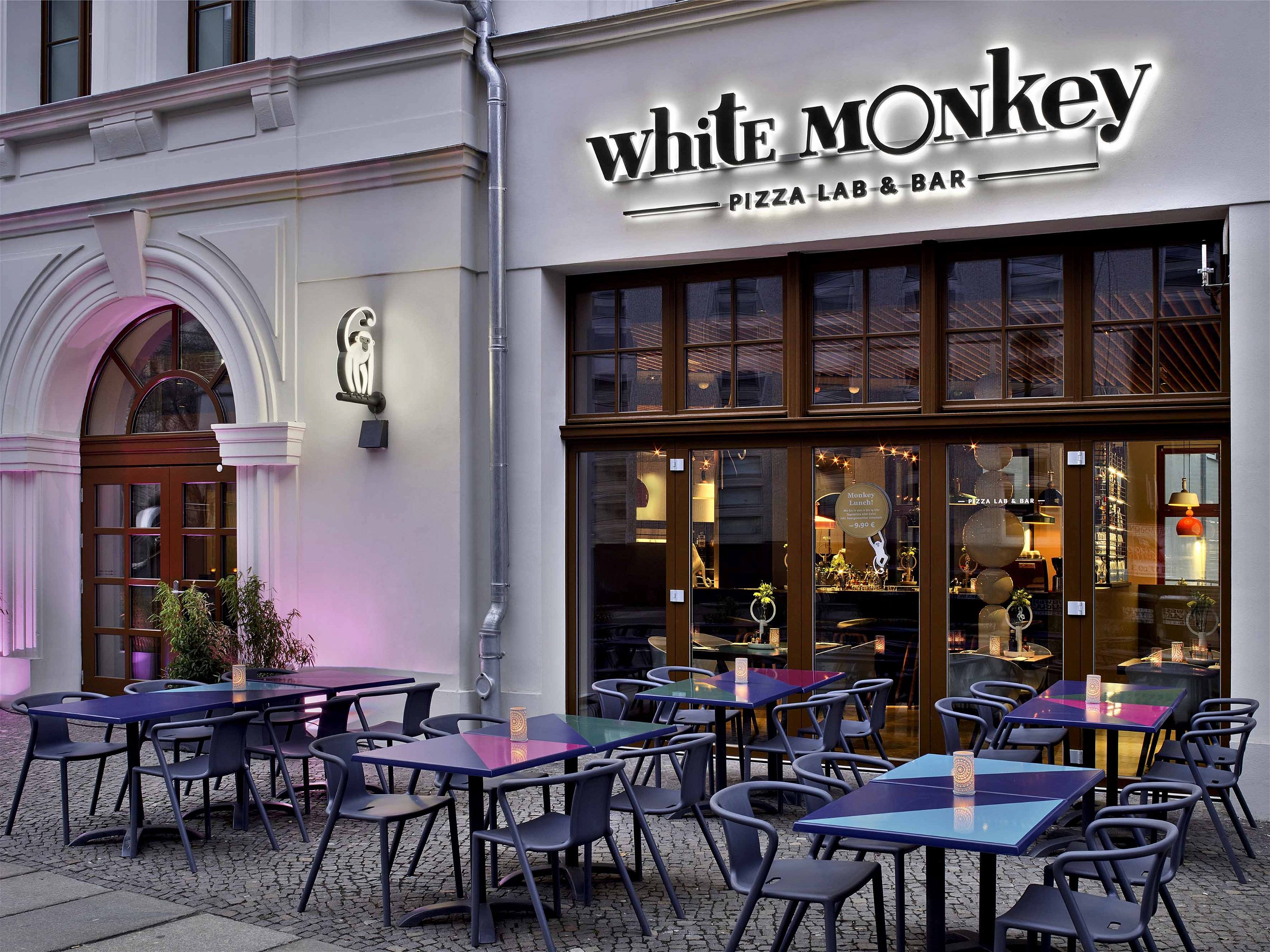 Der weiße Affe lässt sich überall im&nbsp; »White Monkey« finden.