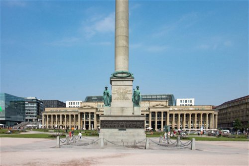 Die 30 Meter hohe Jubiläumssäule am Schlossplatz wird von der Göttin Concordia bekrönt.