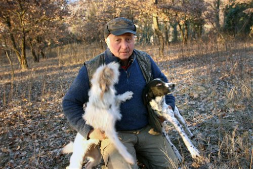 Trüffelsucher Michele mit seinen Hunden Perla und Macchia.