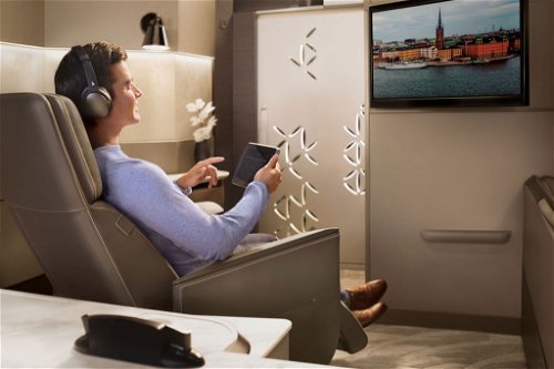 Ein 32-Zoll-HD-Touchscreen-Monitor mit geräuschmindernden Kopfhörern und ein grosszügiges KrisWorld-Unterhaltungssytem erwarten die Passagiere in Suites.
