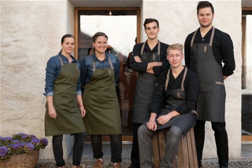 Das neue Team im «Casa Caminada» um Küchenchef Mathias Kotzbeck (sitzend).