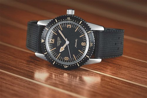 Die Replik, genannt The Longines Skin Diver Watch, sieht genauso aus wie die Neptun von 1959. Mit 42 mm ist sie aber deutlich grösser als das Original.