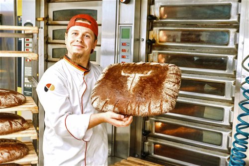 Axel Schmitt ist stolz - nicht nur auf sein beschalltes Brot.