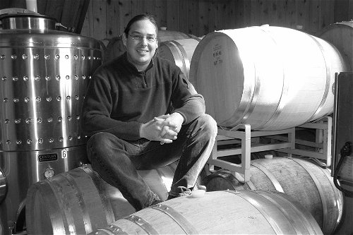 Christopher Tracy kam als Kunde auf das Weingut, heute ist er Winemaker und Partner. Er vinifiziert hier auch Grünen Veltliner und Blaufränkisch. 