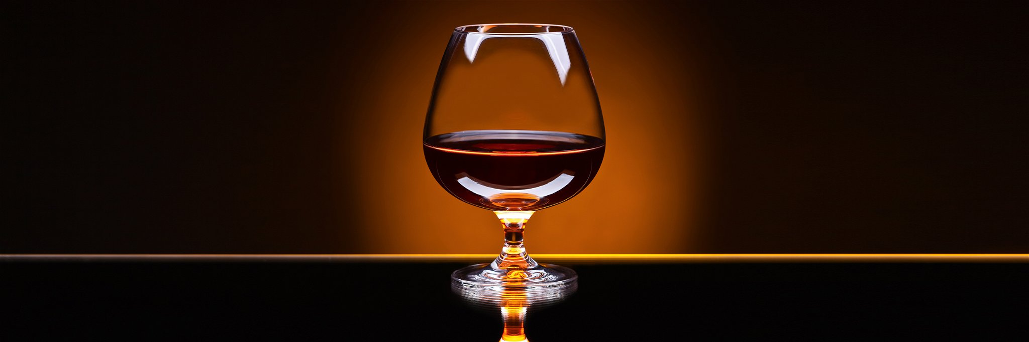Das Bild von Cognac im Schwenker ist selten geworden. Heute genießt man ihn in schmäleren Gläsern oder als Cocktail. 