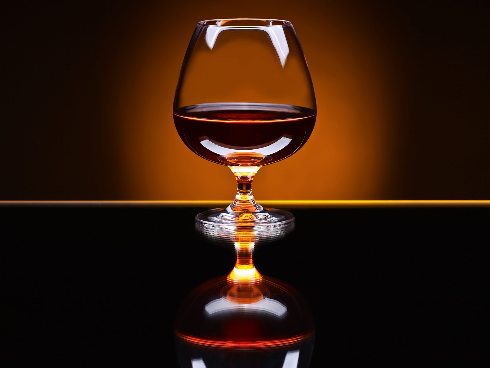 Das Bild von Cognac im Schwenker ist selten geworden. Heute geniesst man ihn in schmäleren Gläsern oder als Cocktail. 