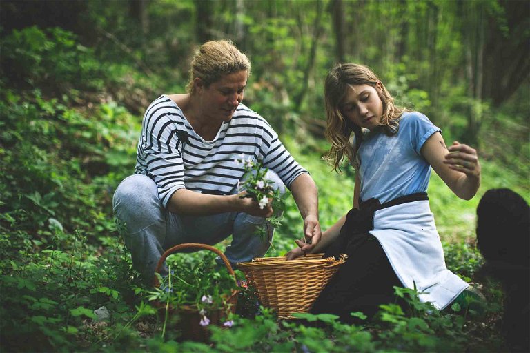 Ana Roš beim Sammeln von Zutaten im Wald mit ihrer Tochter.