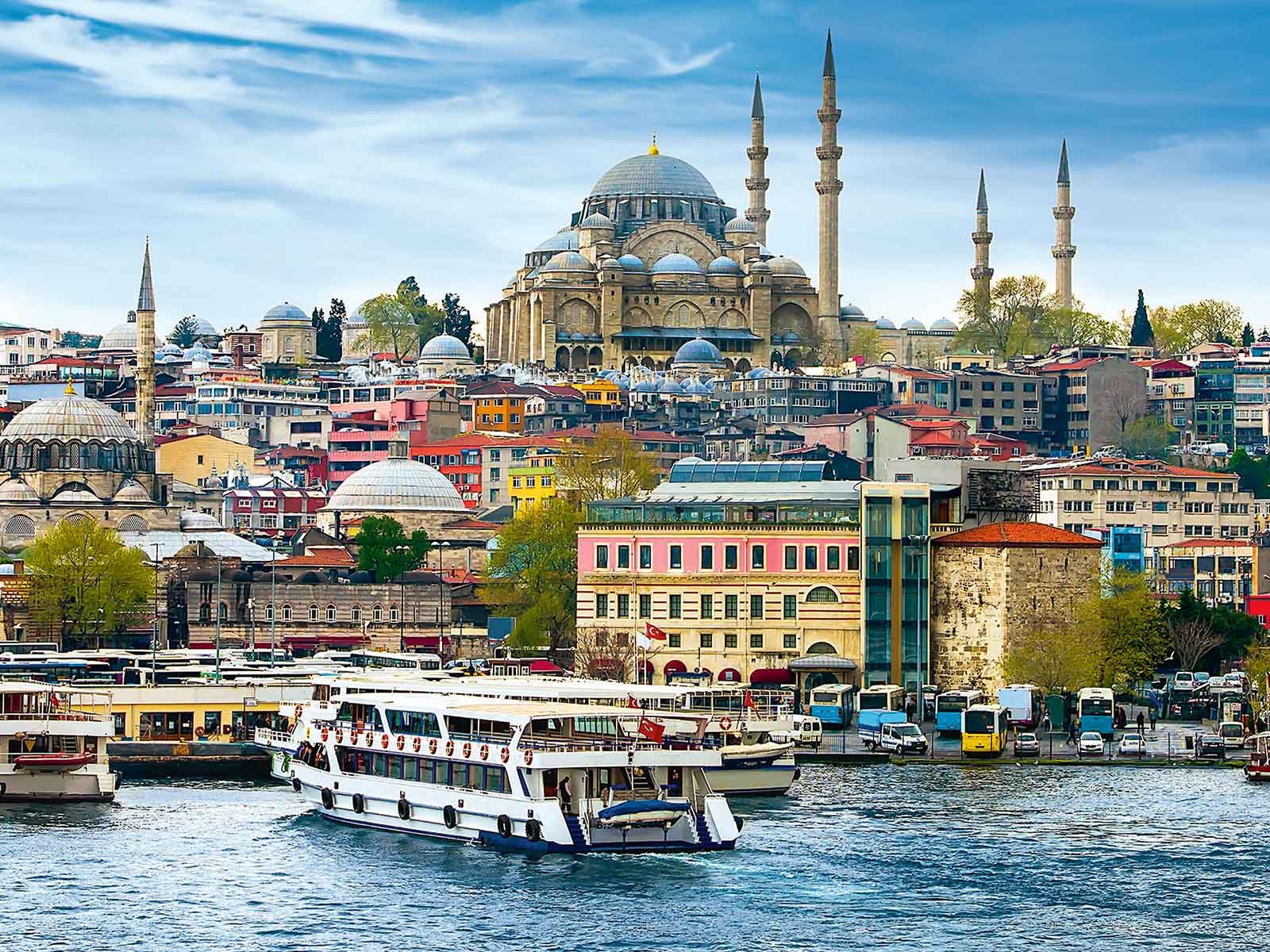 Die Süleymaniye Moschee wurde im Auftrag von Suleyman dem Prächtigen erbaut und ist eines der stolzesten Bauwerke Istanbuls.